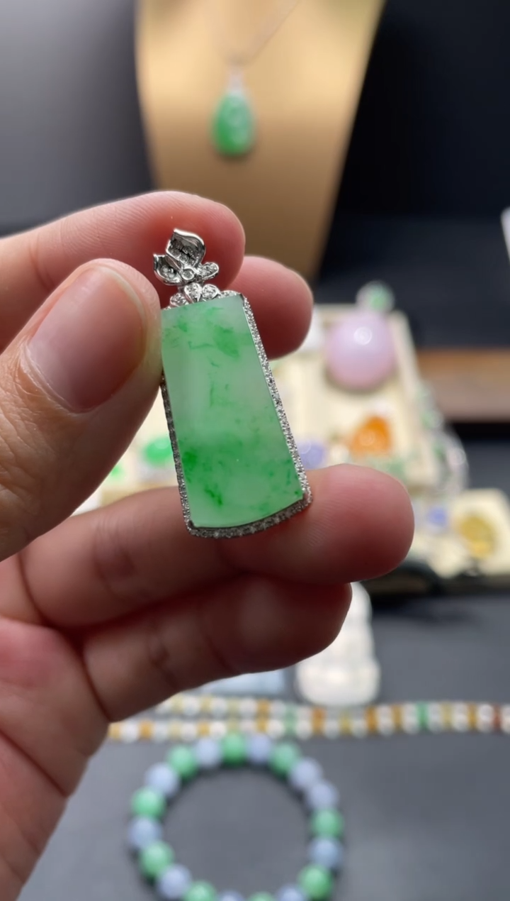 【闪购商品】翡翠颈饰18K金镶嵌30.........