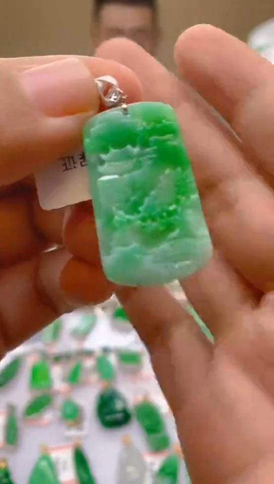 【闪购商品】翡翠颈饰18K金镶嵌山水