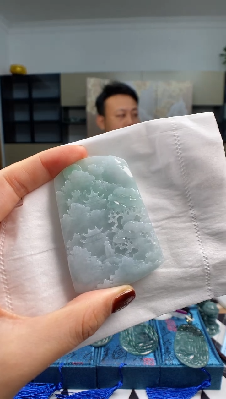 颈饰未镶嵌翡翠   多样性发其一