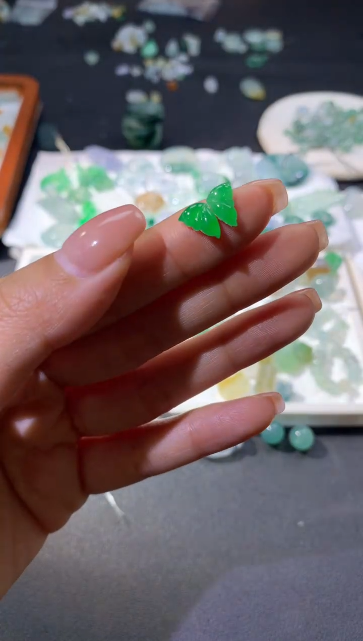 【闪购商品】定制翡翠未镶嵌蝴蝶
