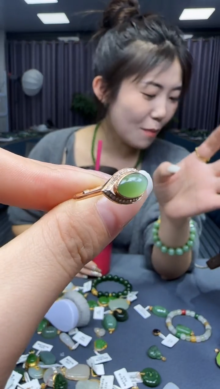 【闪购商品】和田玉戒指18K金镶嵌1