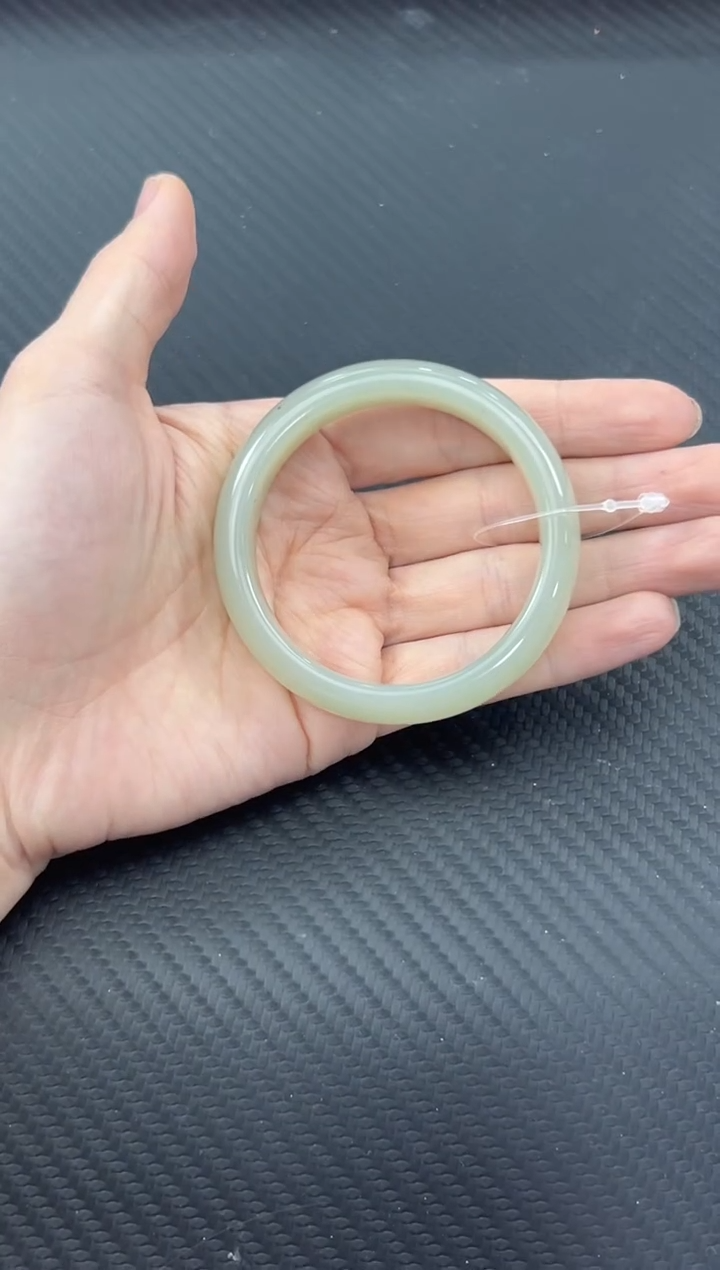 【闪购商品】和田玉手镯未镶嵌且末微色差近矿52手镯