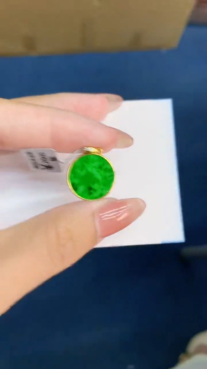 翡翠未镶嵌颈饰          1