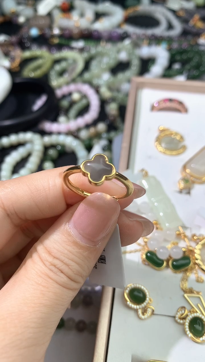 未镶嵌戒指和田玉戒圈