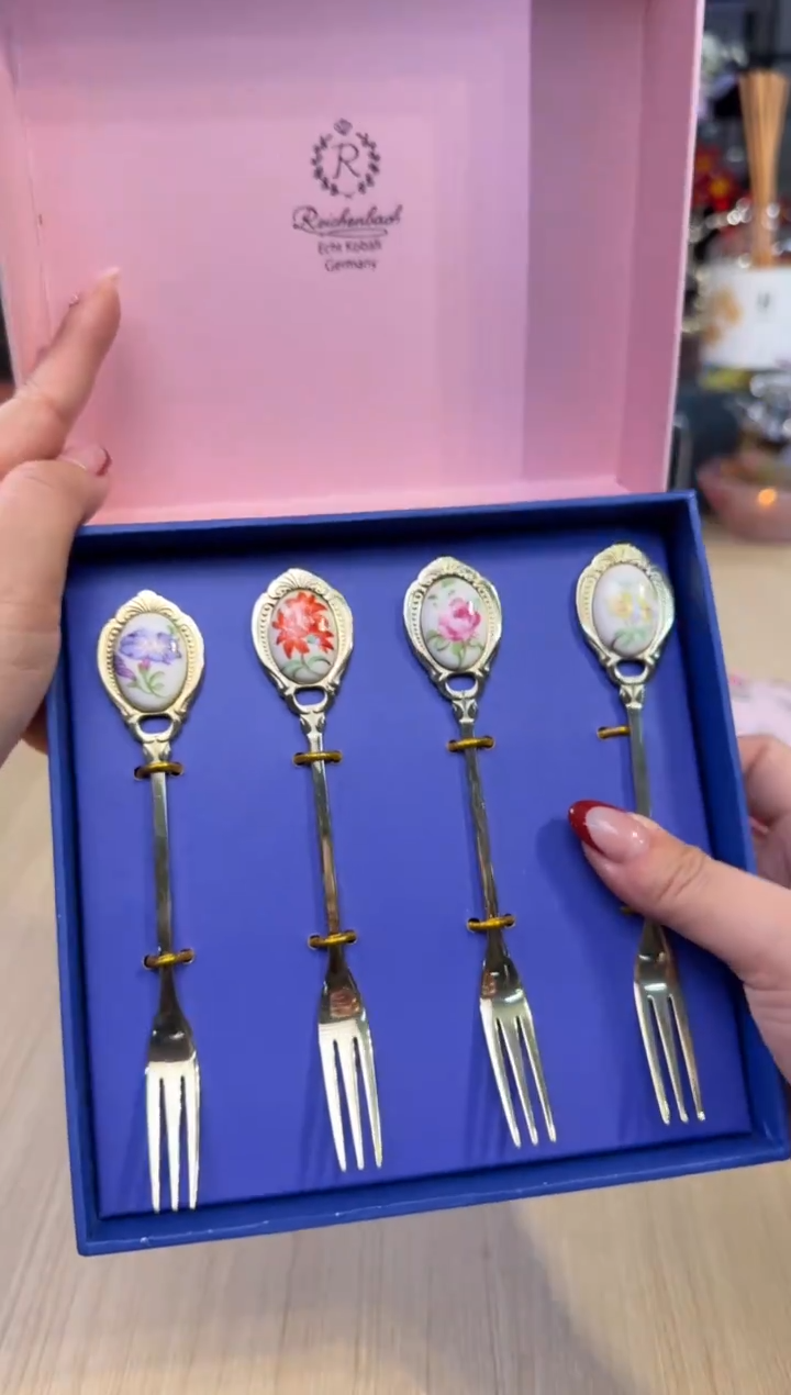 61粉盒甜品叉套四  