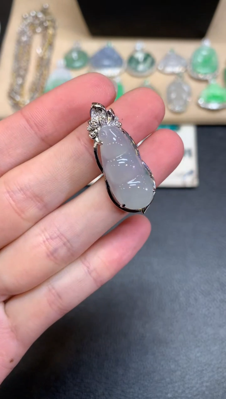 【闪购商品】翡翠颈饰18K金镶嵌福豆【无服务费】