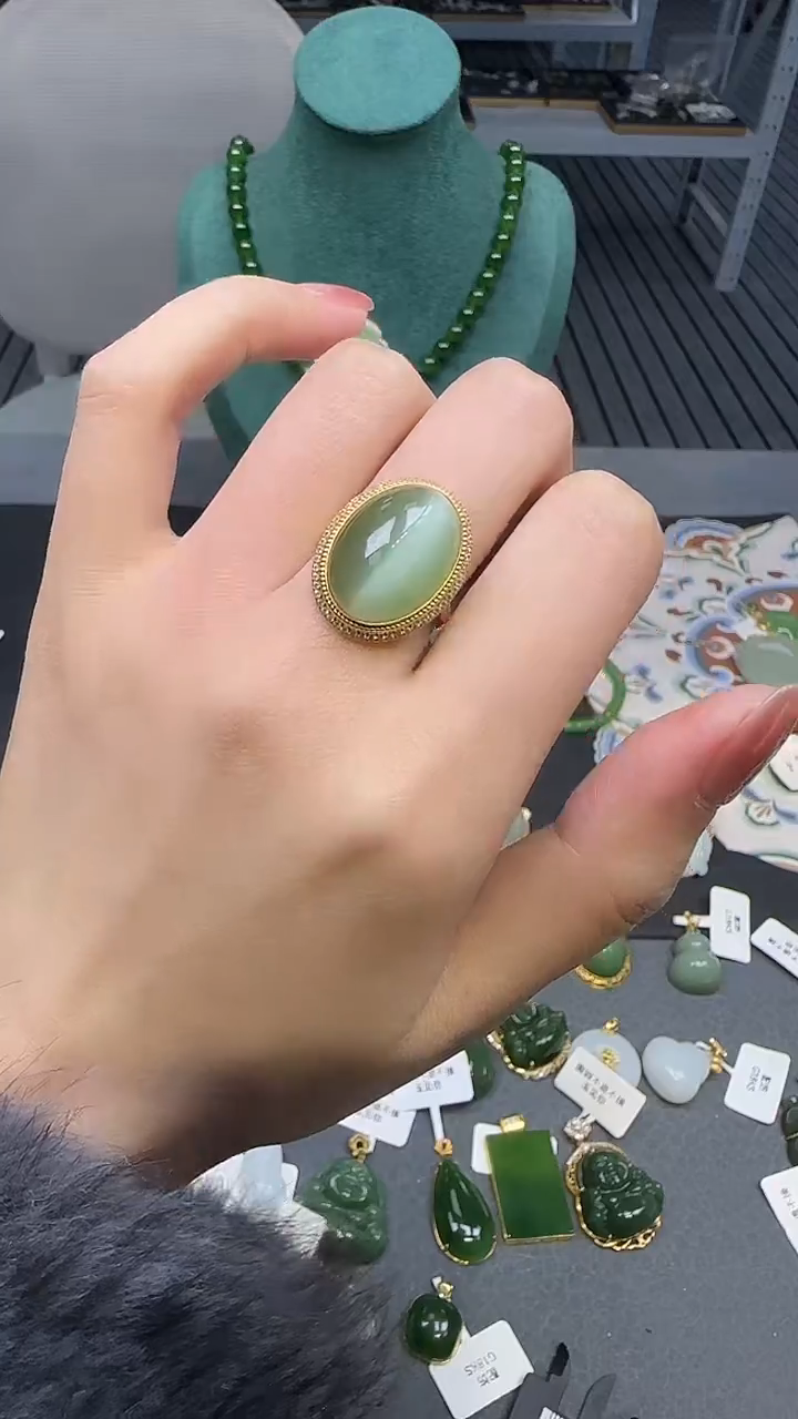 18K金镶嵌戒指和田玉1