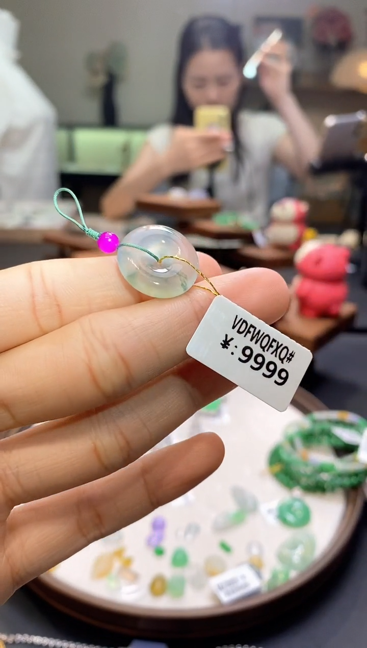 翡翠未镶嵌颈饰平安扣