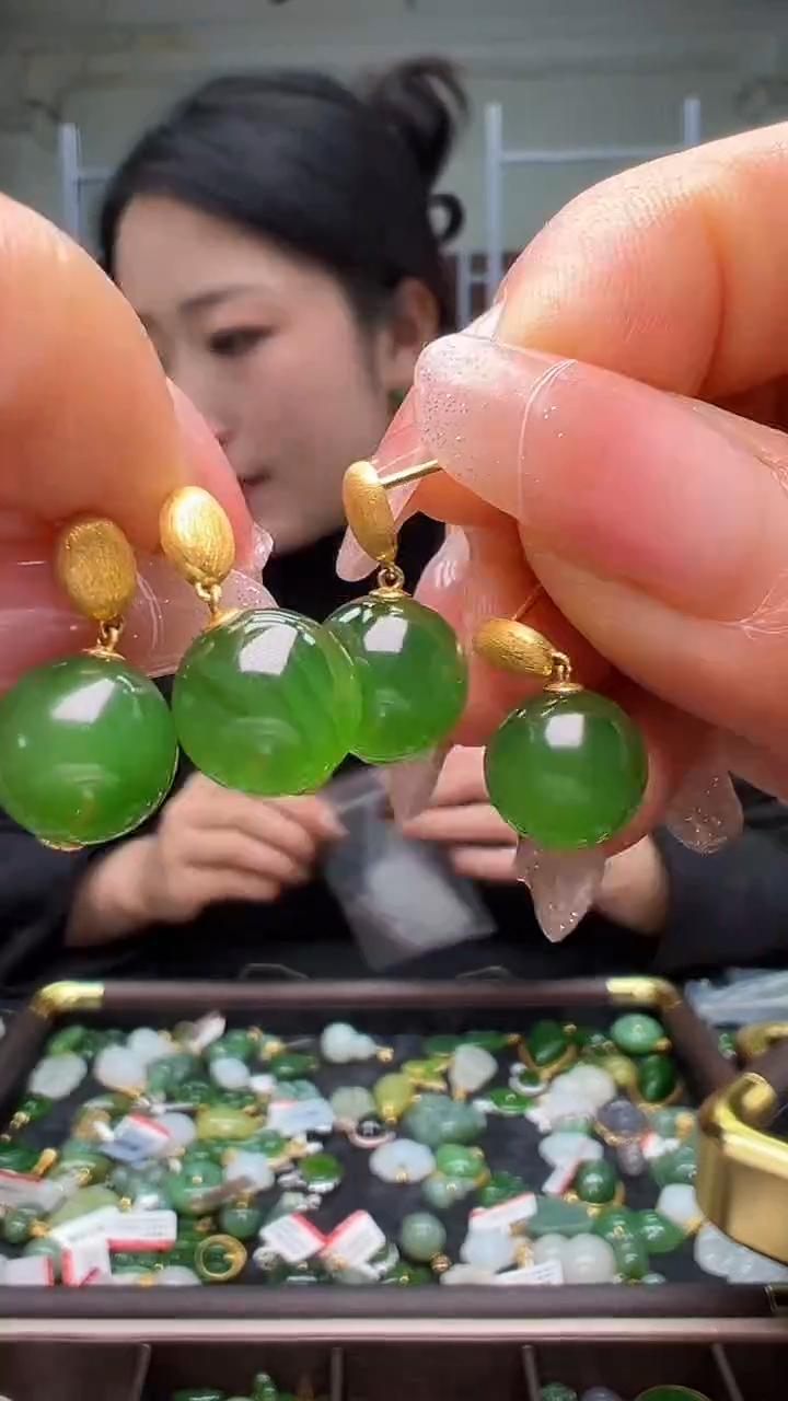 颈饰18K金镶嵌和田玉快的话 一会   慢的话48小时内