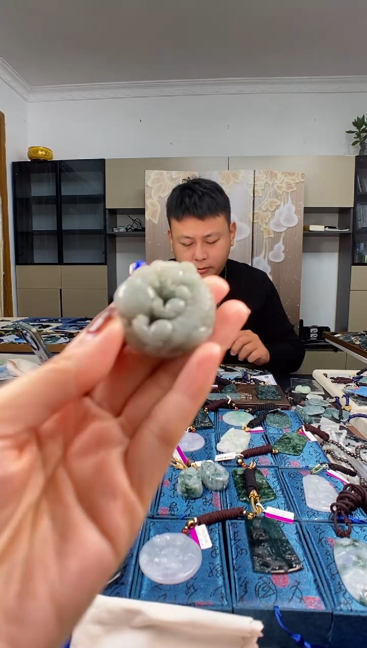 颈饰未镶嵌翡翠  多样性发其一