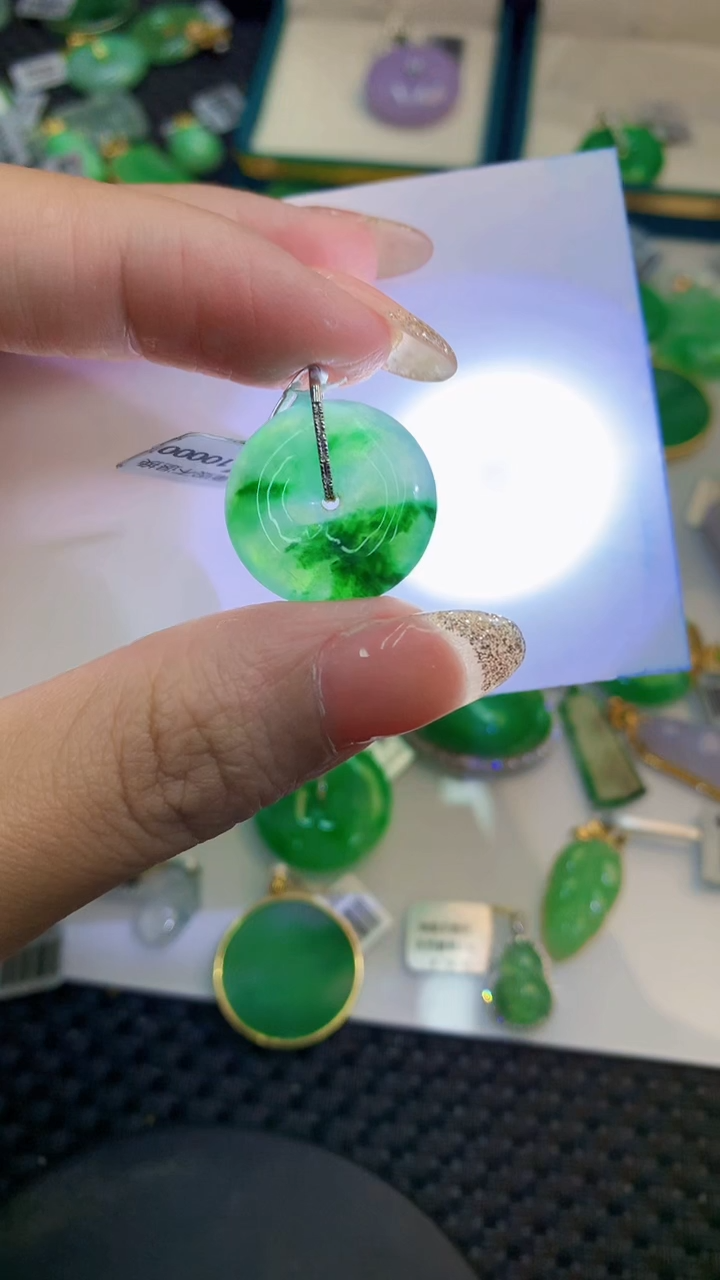 翡翠18K金镶嵌颈饰            8