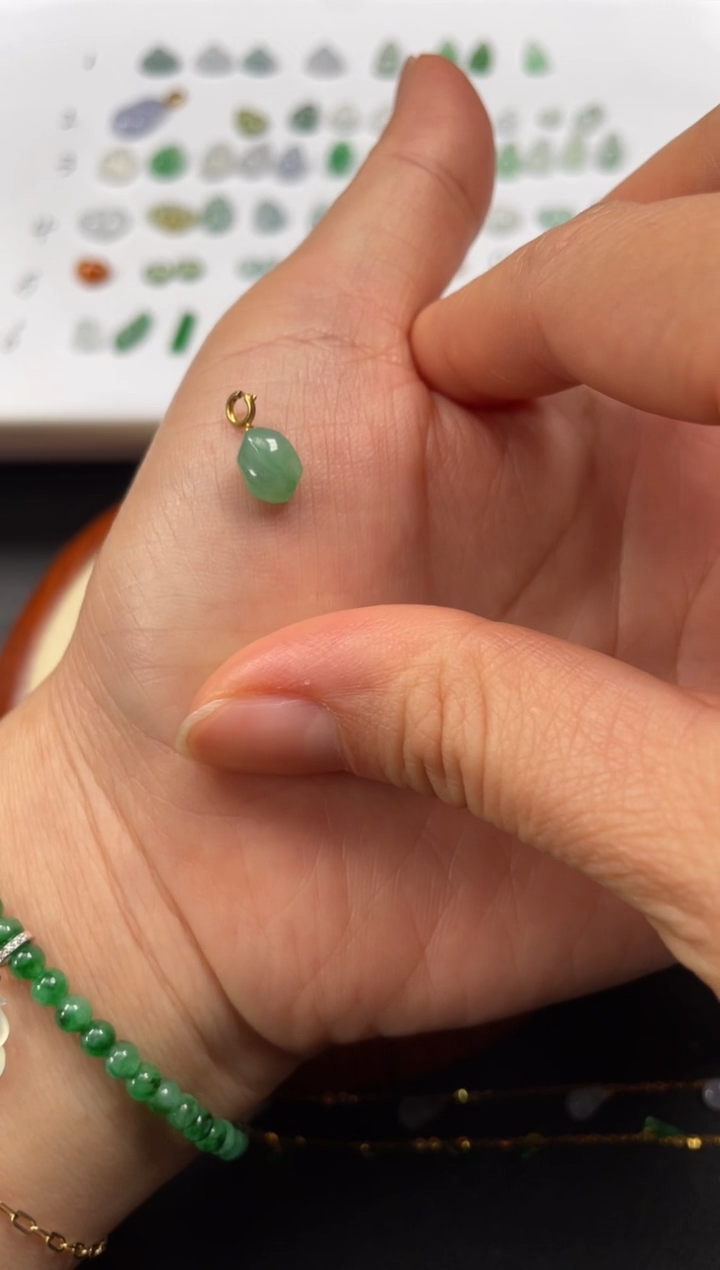 吊坠(不含链)18K金镶嵌翡翠一个JK623