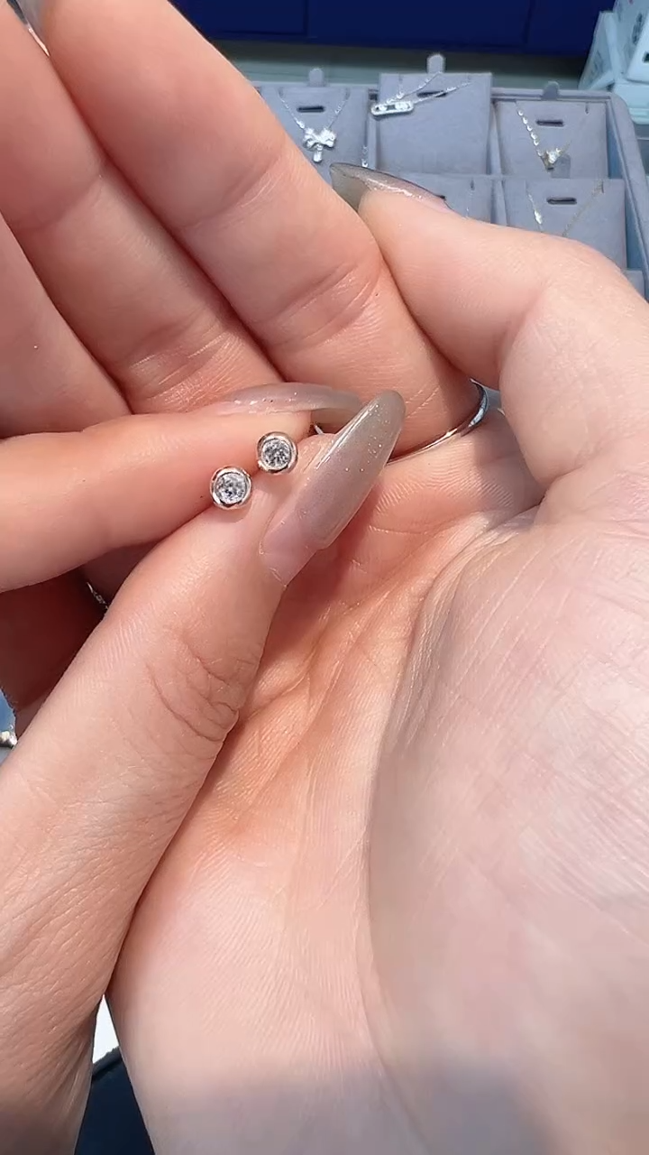 【闪购商品】钻石耳饰18K金镶嵌耳钉