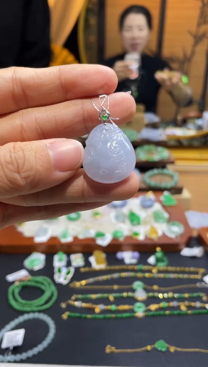 颈饰18K金镶嵌翡翠18K金镶嵌