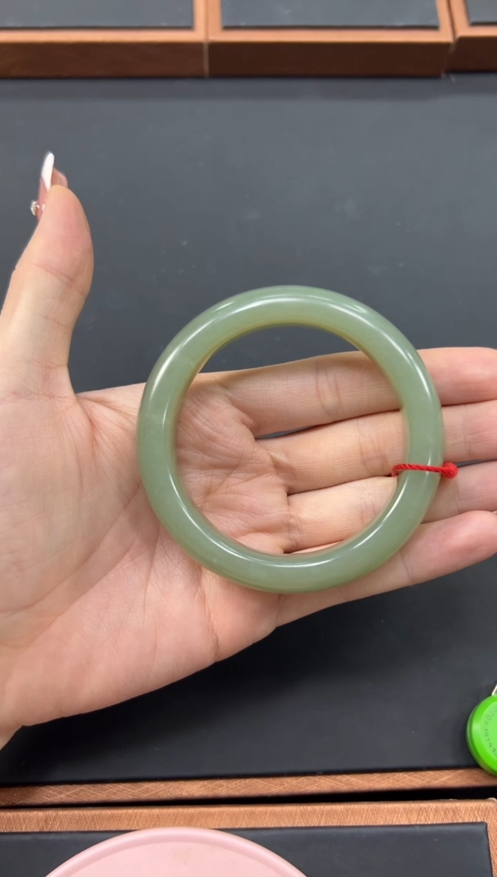 【闪购商品】和田玉手镯未镶嵌且末微色差近矿55手镯M