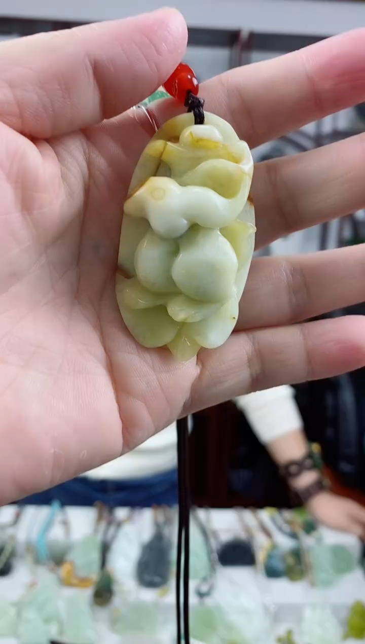 未镶嵌岫玉颈饰1