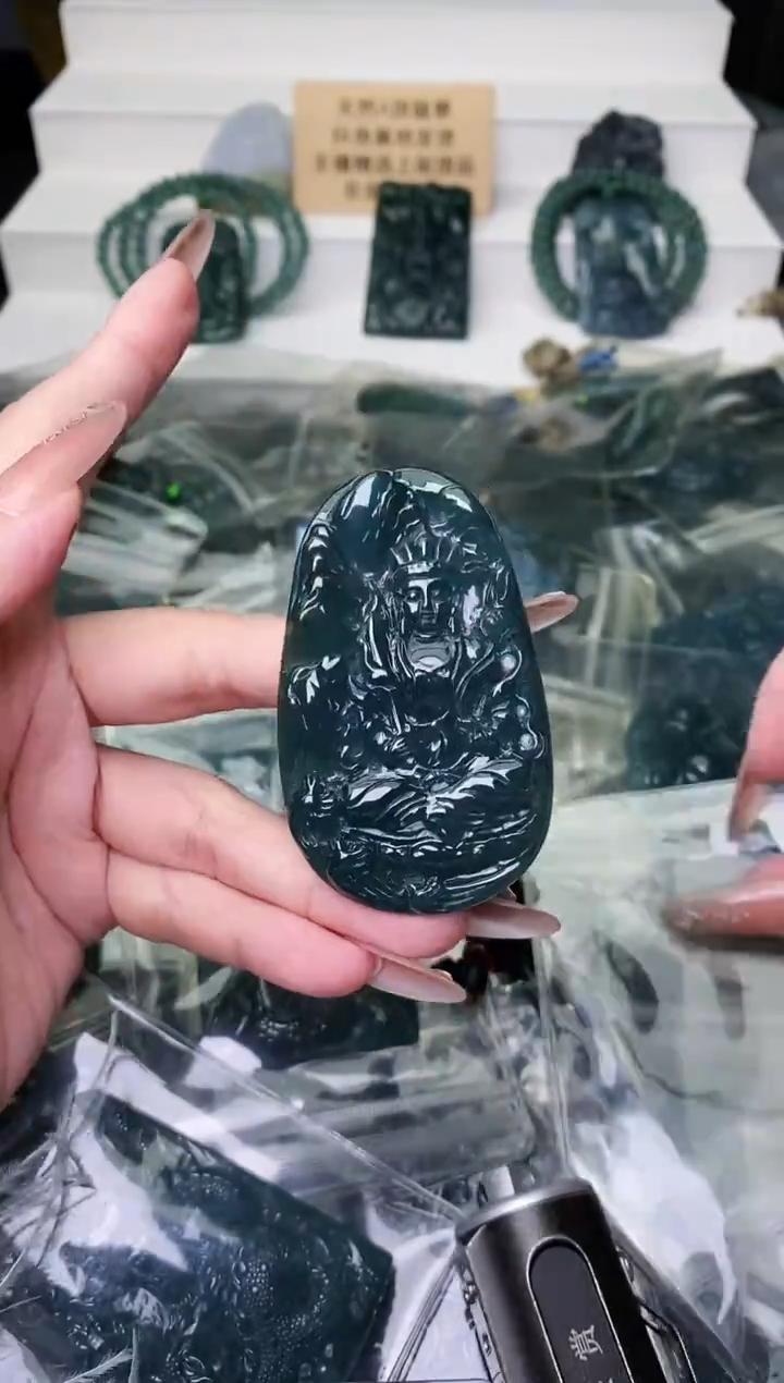 颈饰未镶嵌翡翠 