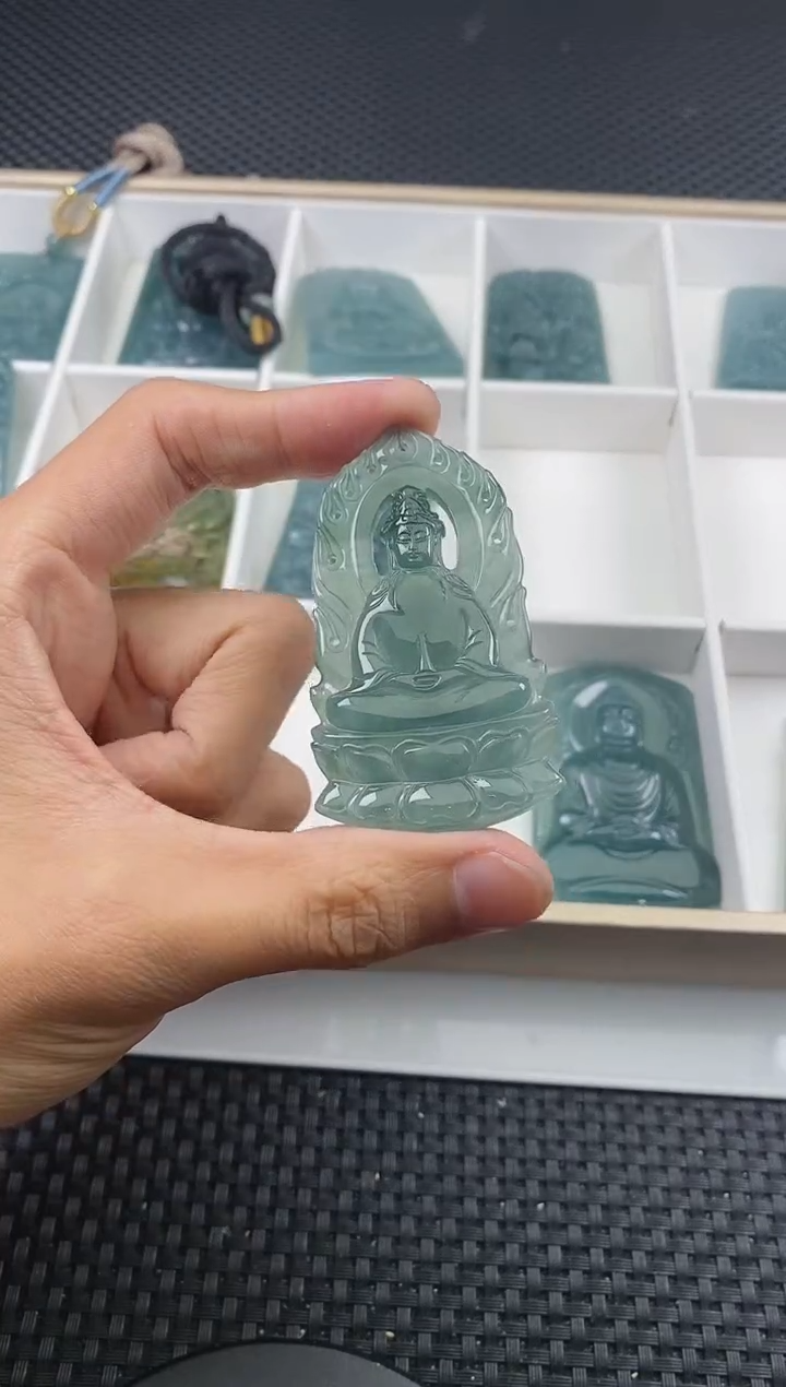 翡翠未镶嵌颈饰  