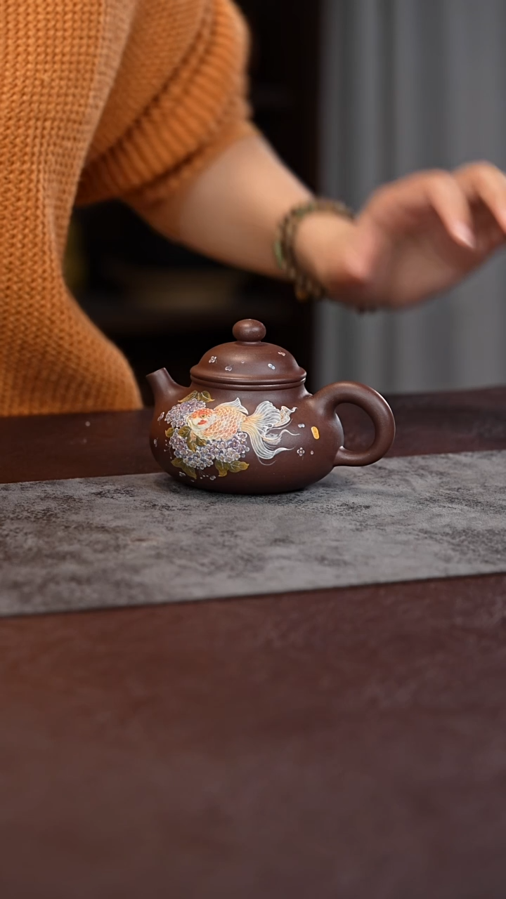 茶杯紫砂金鱼绣球 容天壶