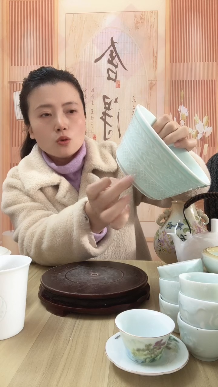 6英寸手绘荷花马蹄碗1个（微瑕）