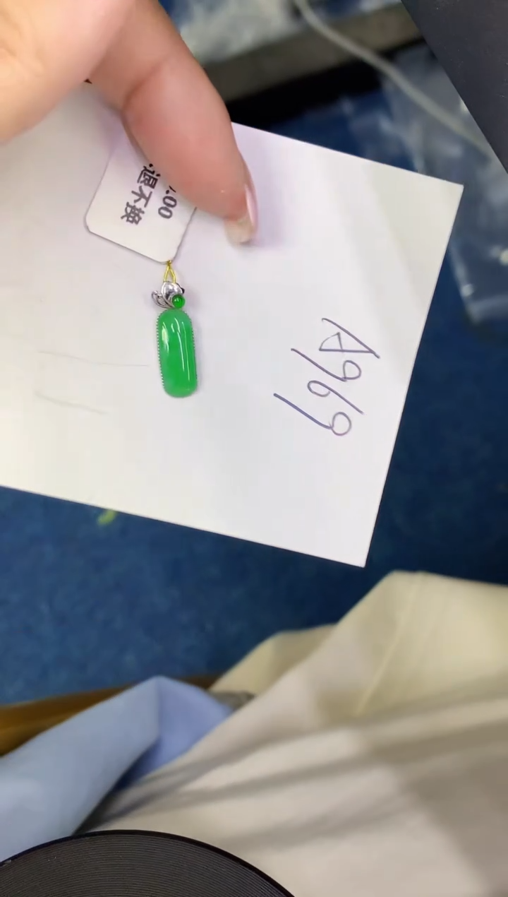 翡翠18K金镶嵌颈饰缅甸天然翡翠A货