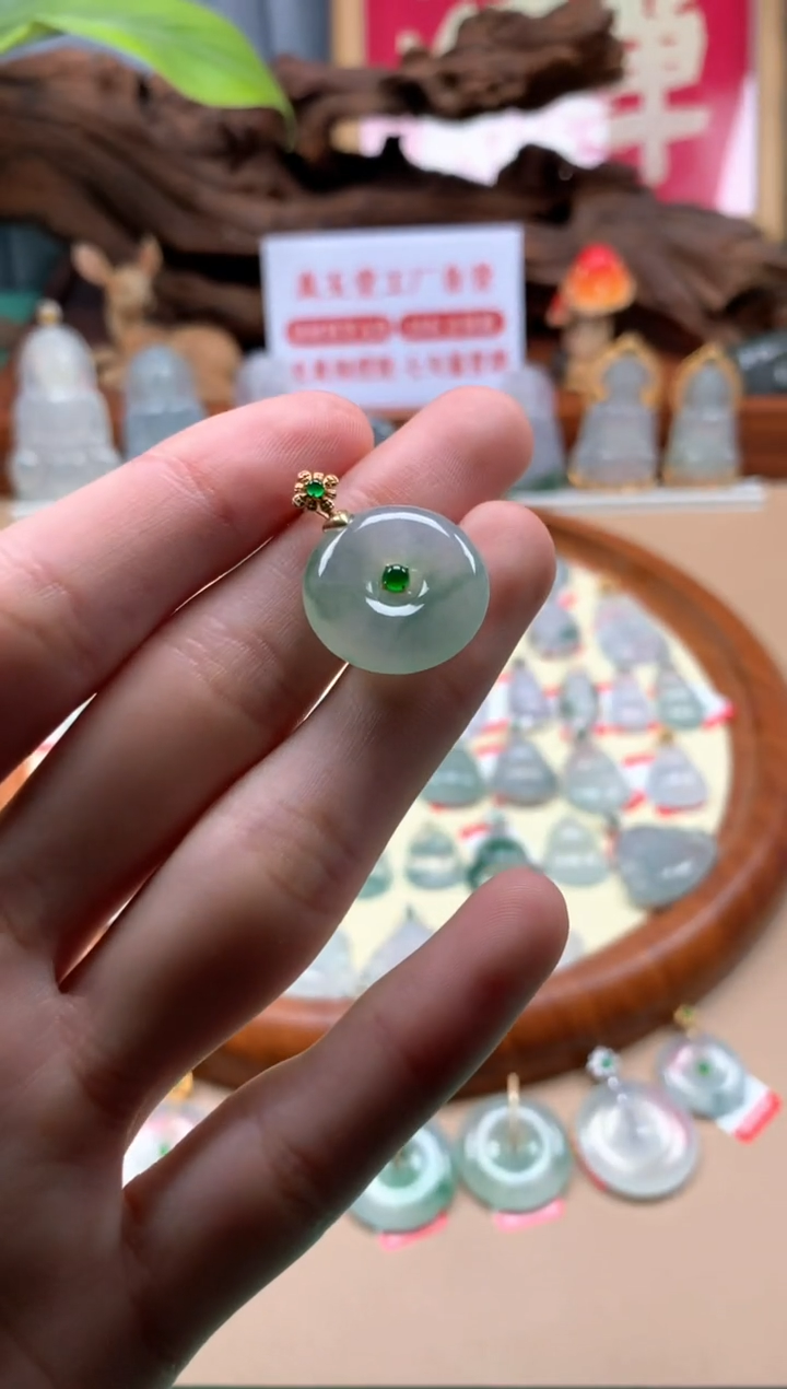 翡翠18K金镶嵌颈饰平安扣