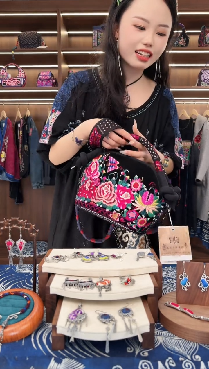 织绣L18黔东南苗族刺绣