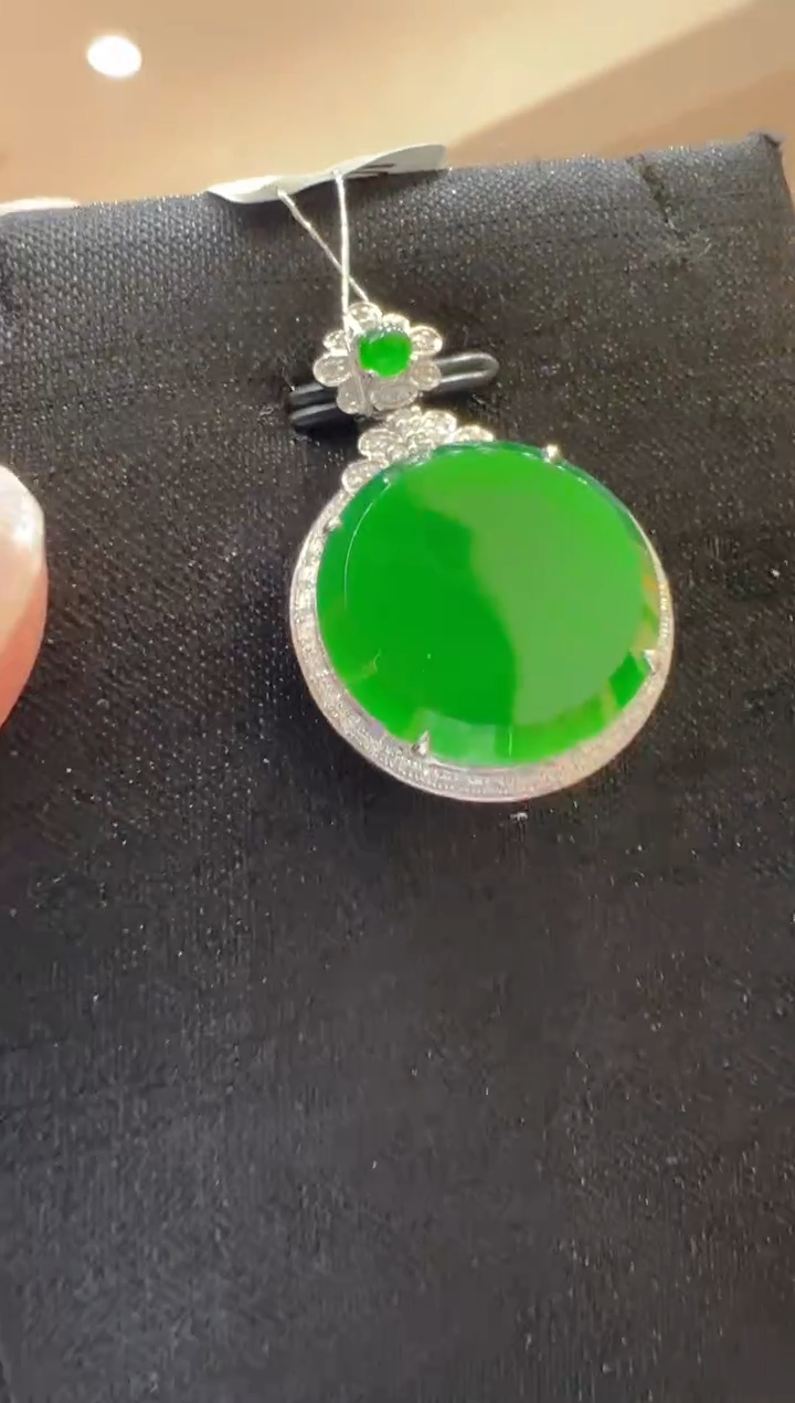 【闪购商品】翡翠吊坠(不含链)18K金镶嵌            