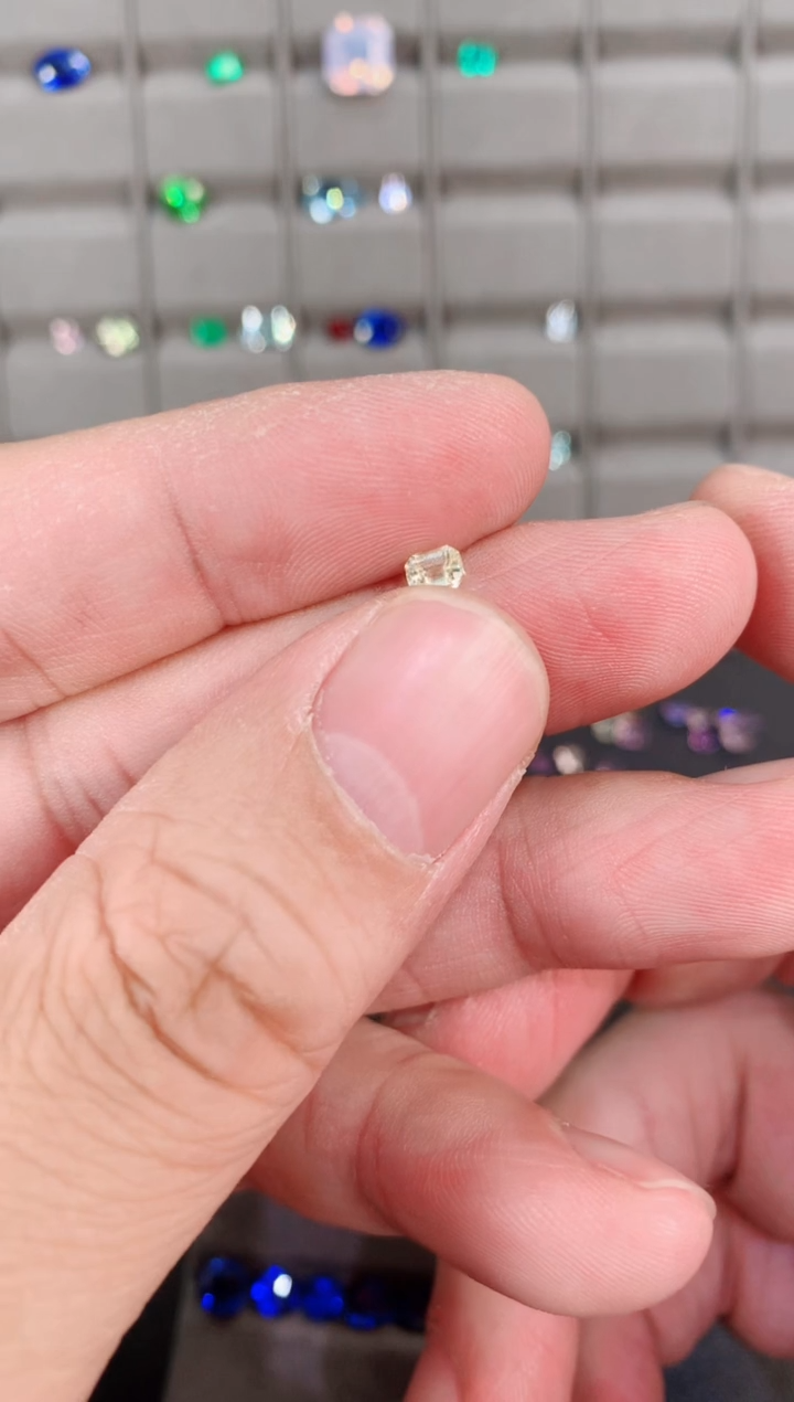 【闪购商品】蓝宝石裸石未镶嵌0.3ct无烧金丝雀