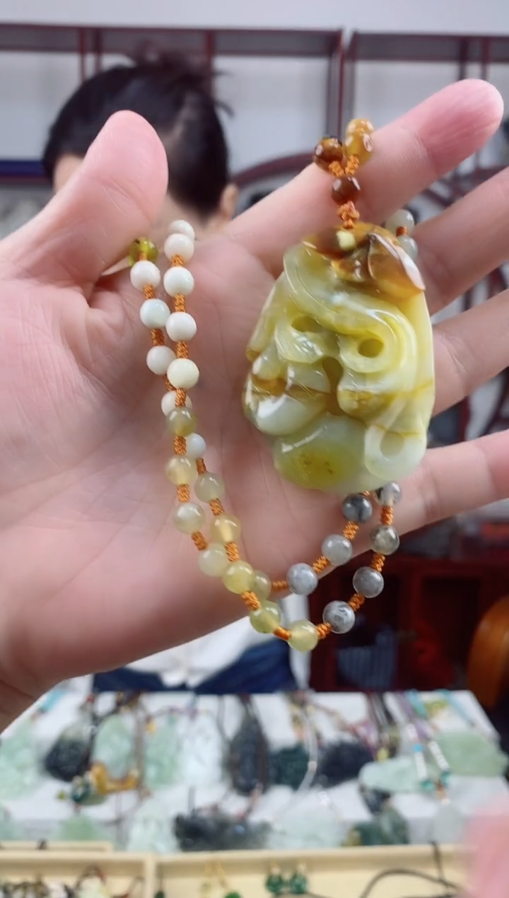 未镶嵌岫玉颈饰1