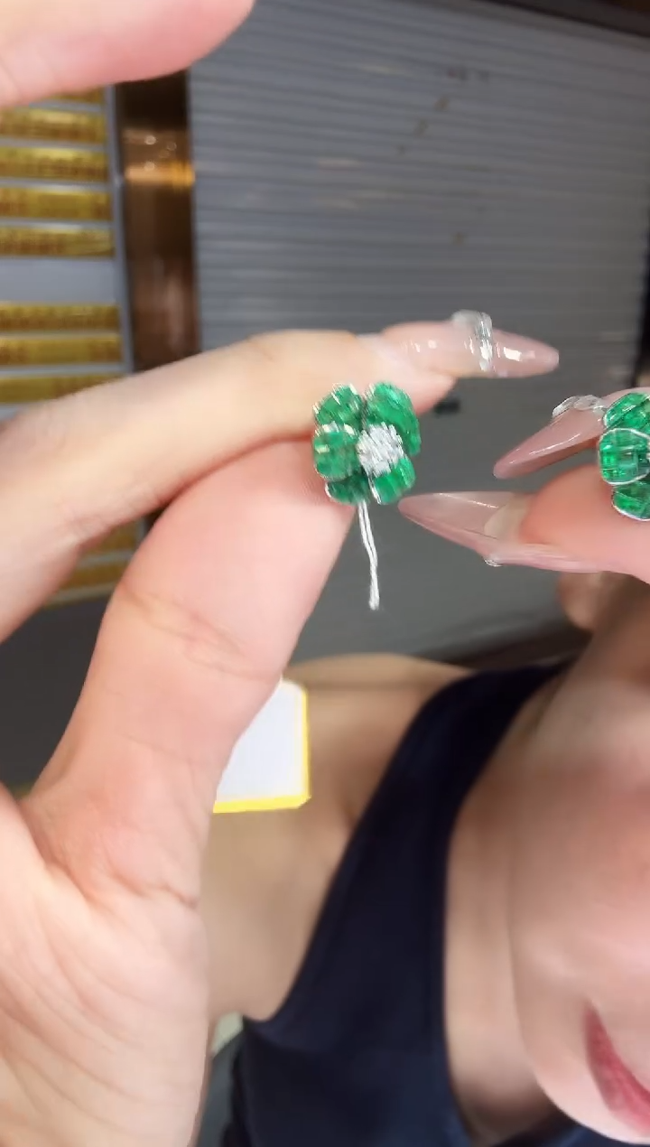 18K金镶嵌耳饰祖母绿3.30ct