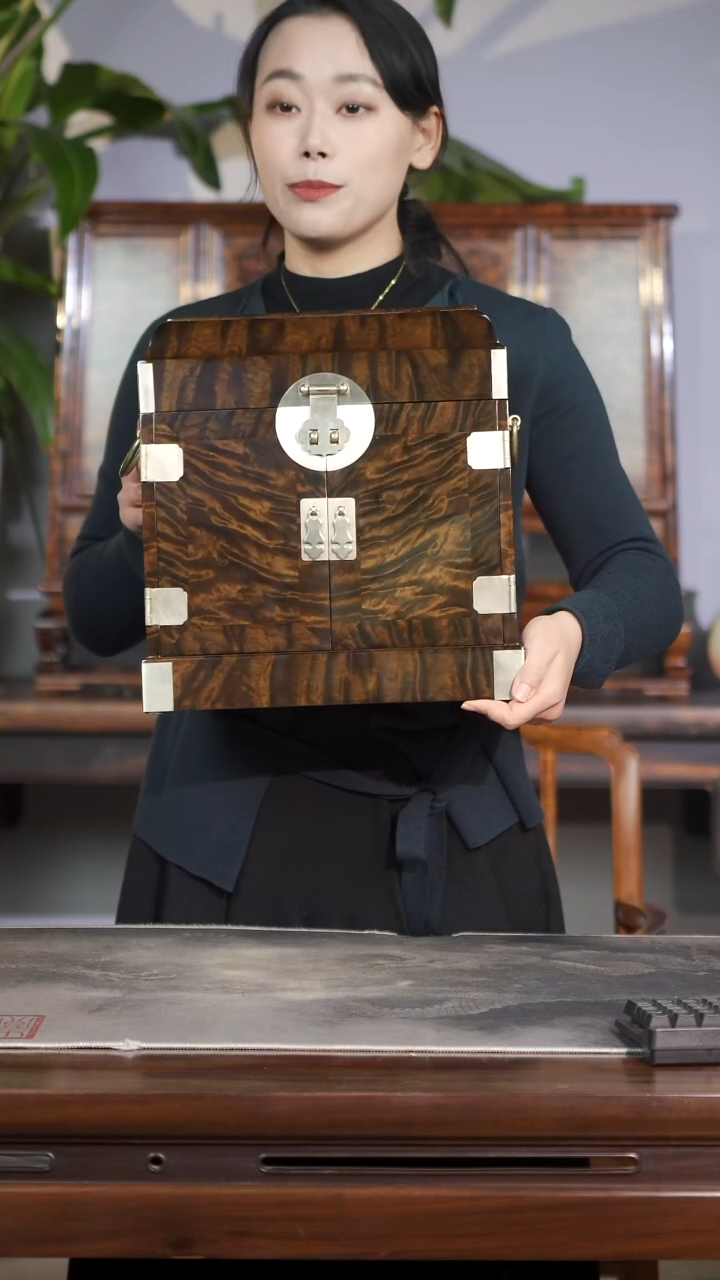 金丝楠满花云彩水波精工一木一器官皮箱