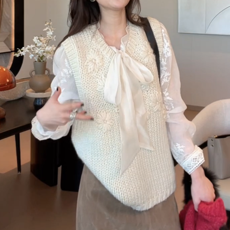 减龄百搭无袖镂空休闲背心上衣+蕾丝设计款拼接长袖衬衫LK2509359