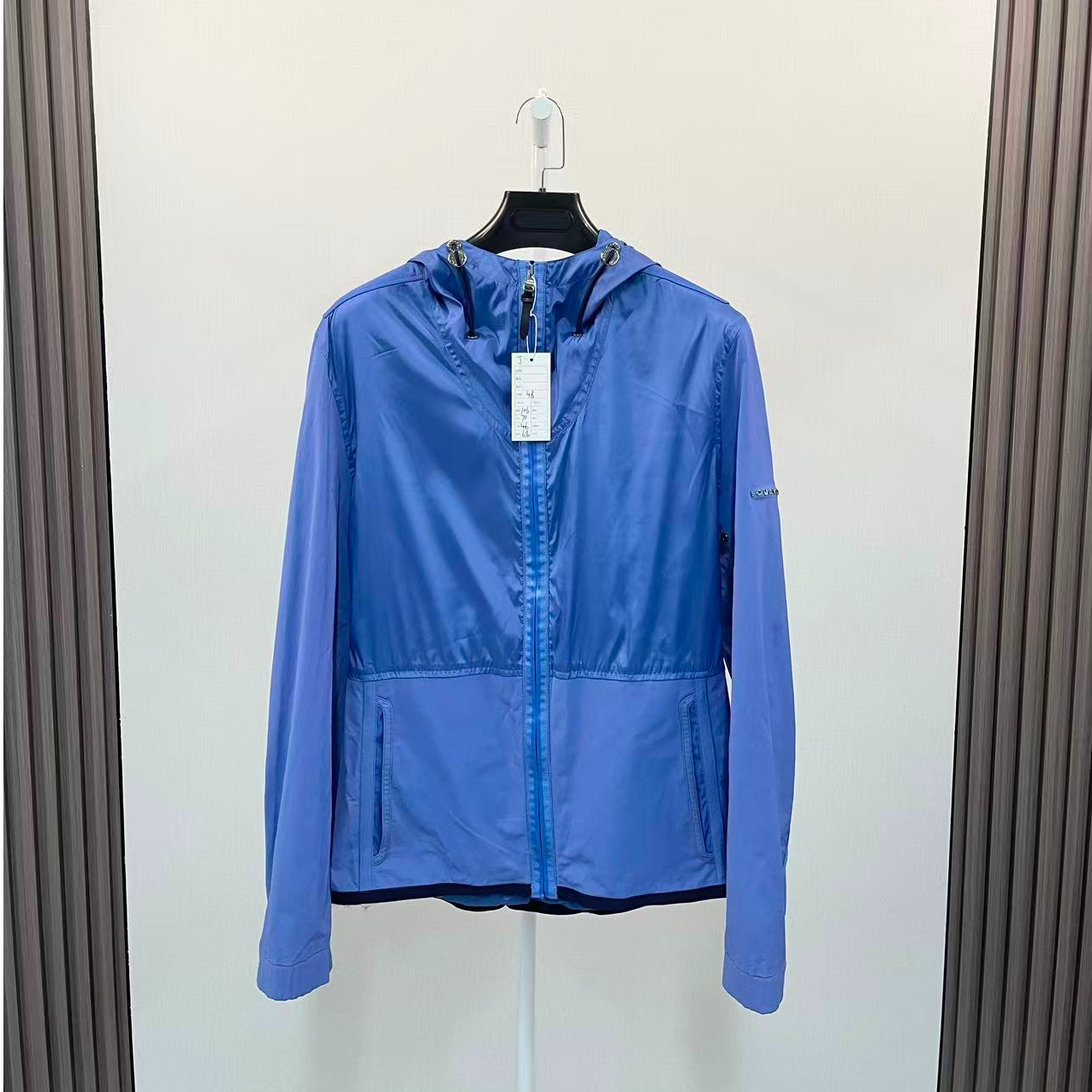 99新 LouisVuitton/路易威登 /天蓝手臂金属logo冲锋衣外套/48码