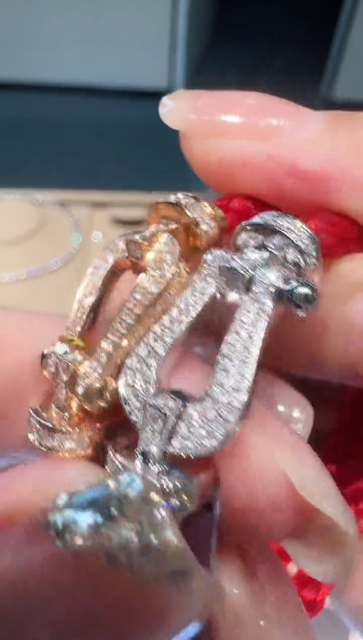 18K金镶嵌吊坠钻石大号马蹄多样性发其一