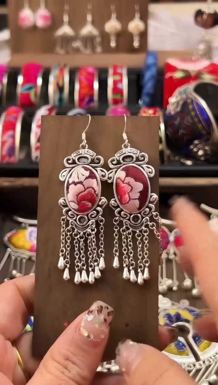 【闪购商品】织绣民族风老绣饰品199