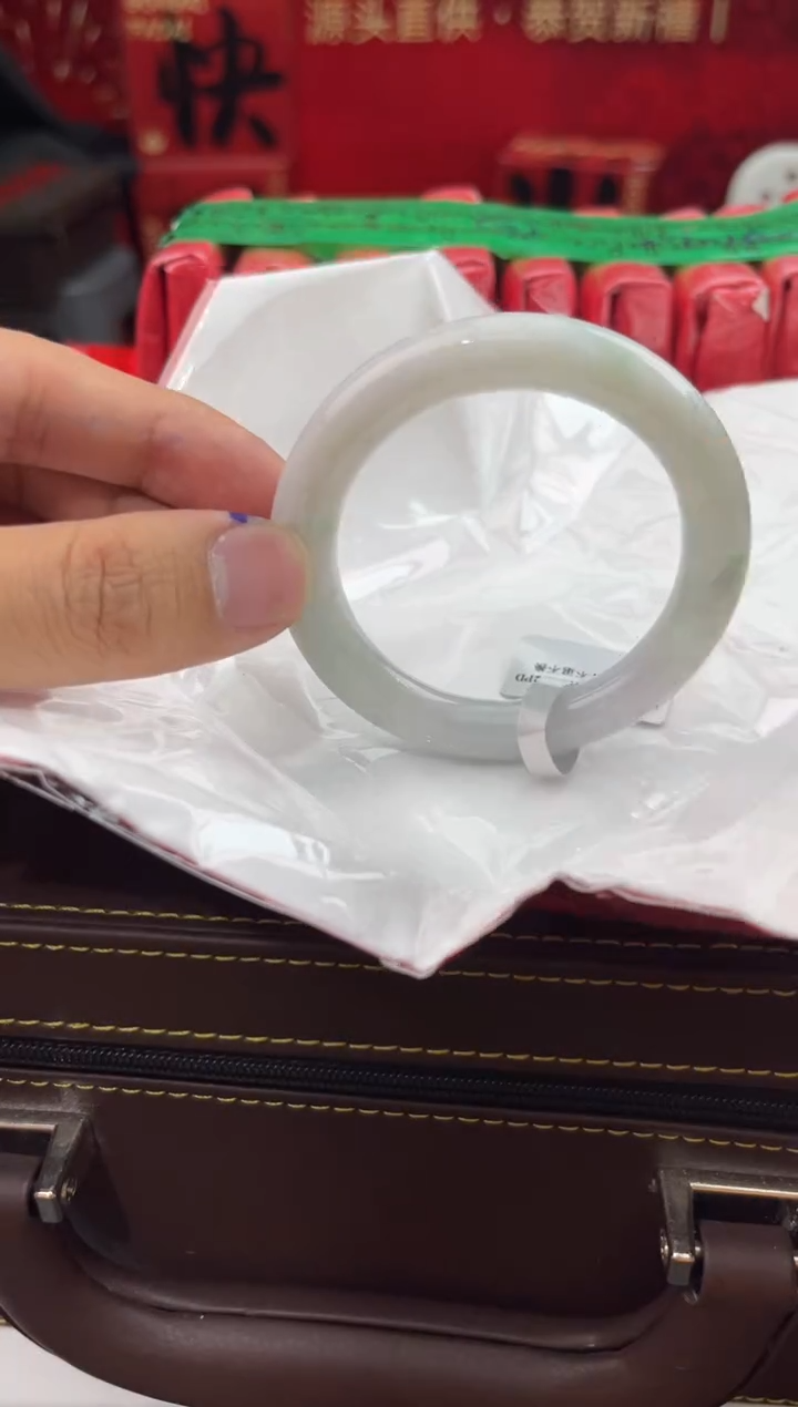 【闪购商品】翡翠手镯未镶嵌1翡翠手镯（微瑕）