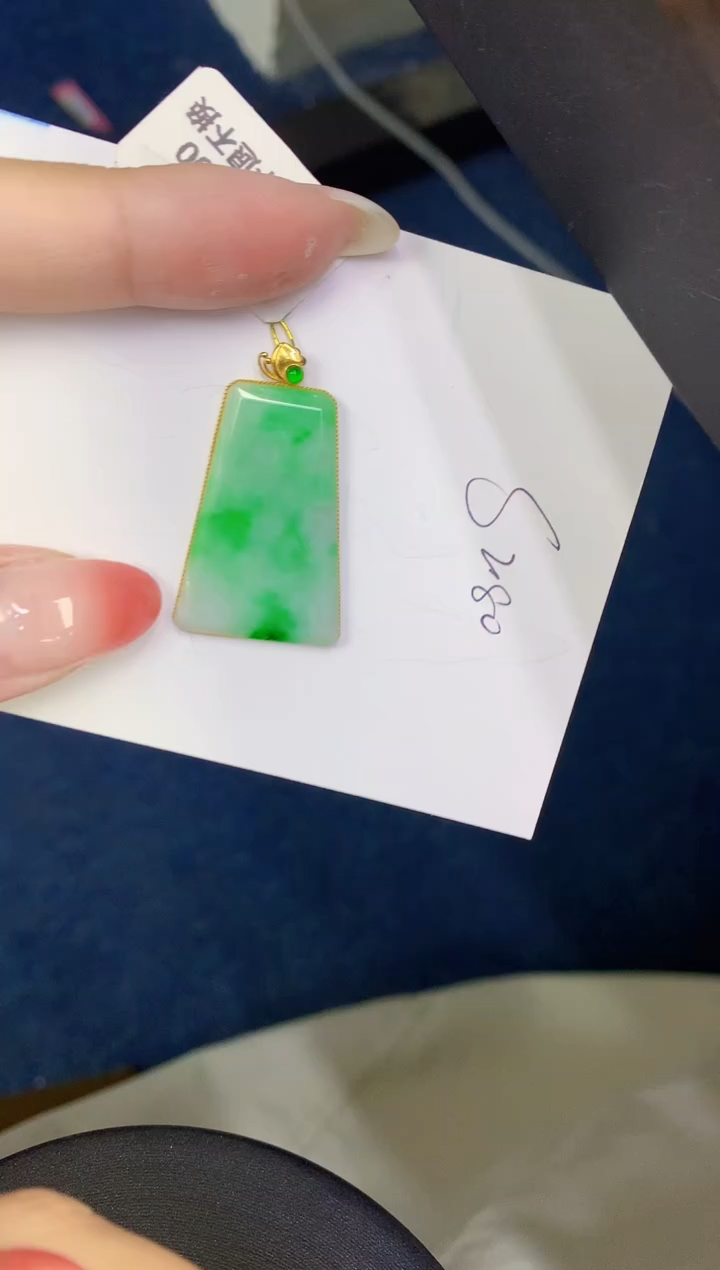 翡翠18K金镶嵌颈饰缅甸天然翡翠A货