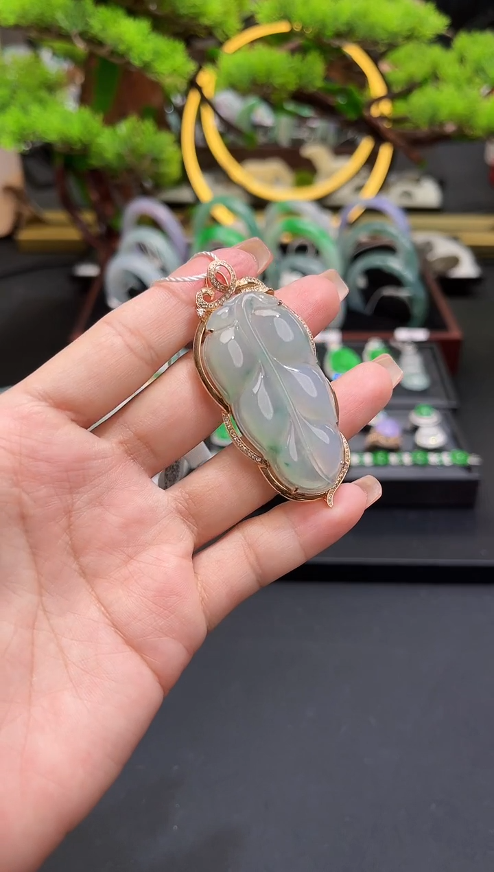 颈饰18K金镶嵌翡翠吊坠