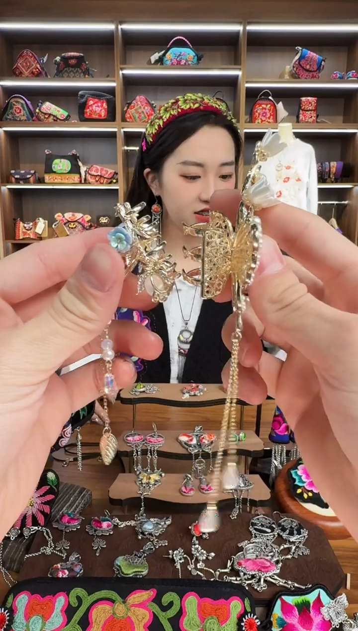 【闪购商品】织绣107蒙阿苏苗绣传承