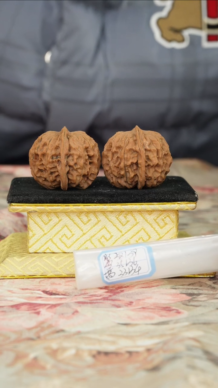 【闪购商品】文玩核桃把件非嫁接元宝微修