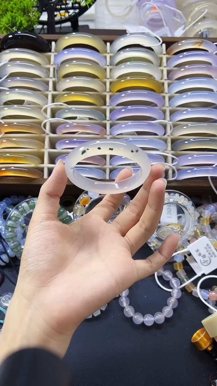 玛瑙/玉髓手镯未镶嵌56圈口