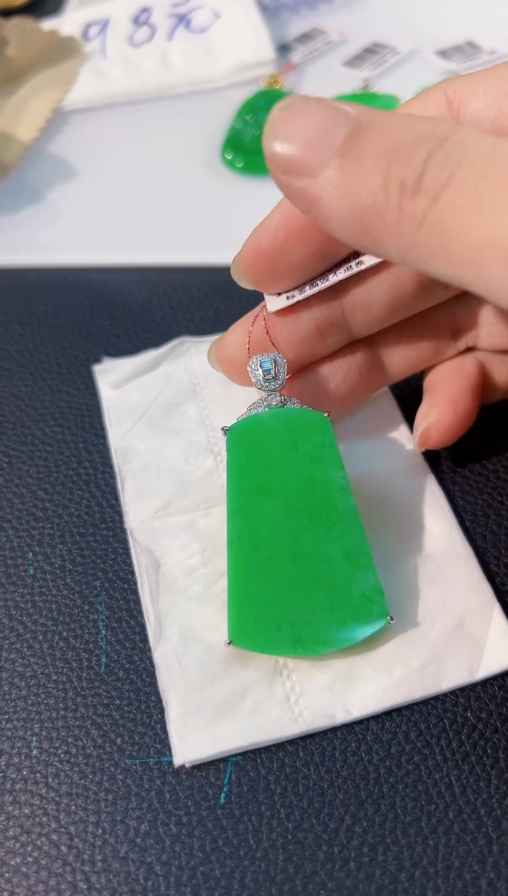 颈饰18K金镶嵌翡翠 缅料A货/支持复检/一件
