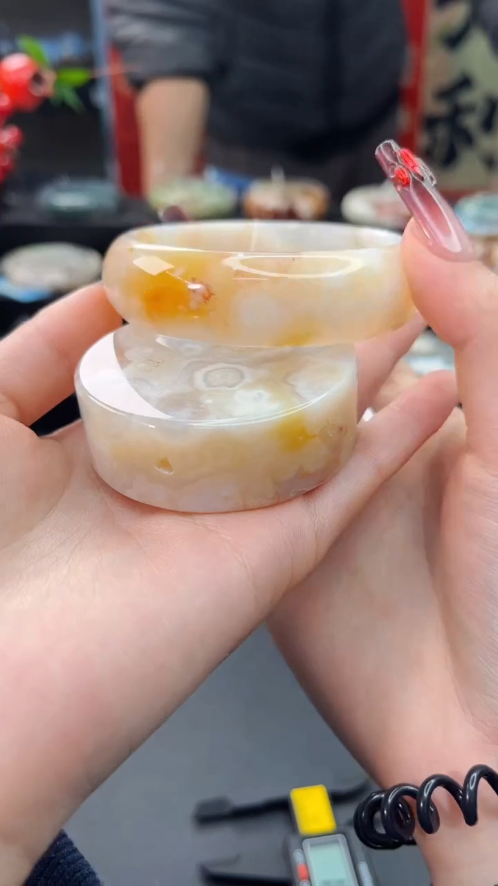 【闪购商品】石英质玉手镯未镶嵌赠送镯心（56圈口）无证书