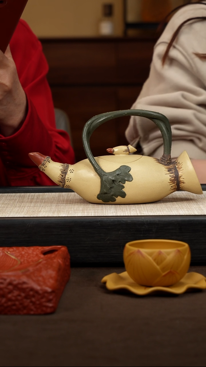 茶壶紫砂【P044】 莲藕提梁  210c  GJF