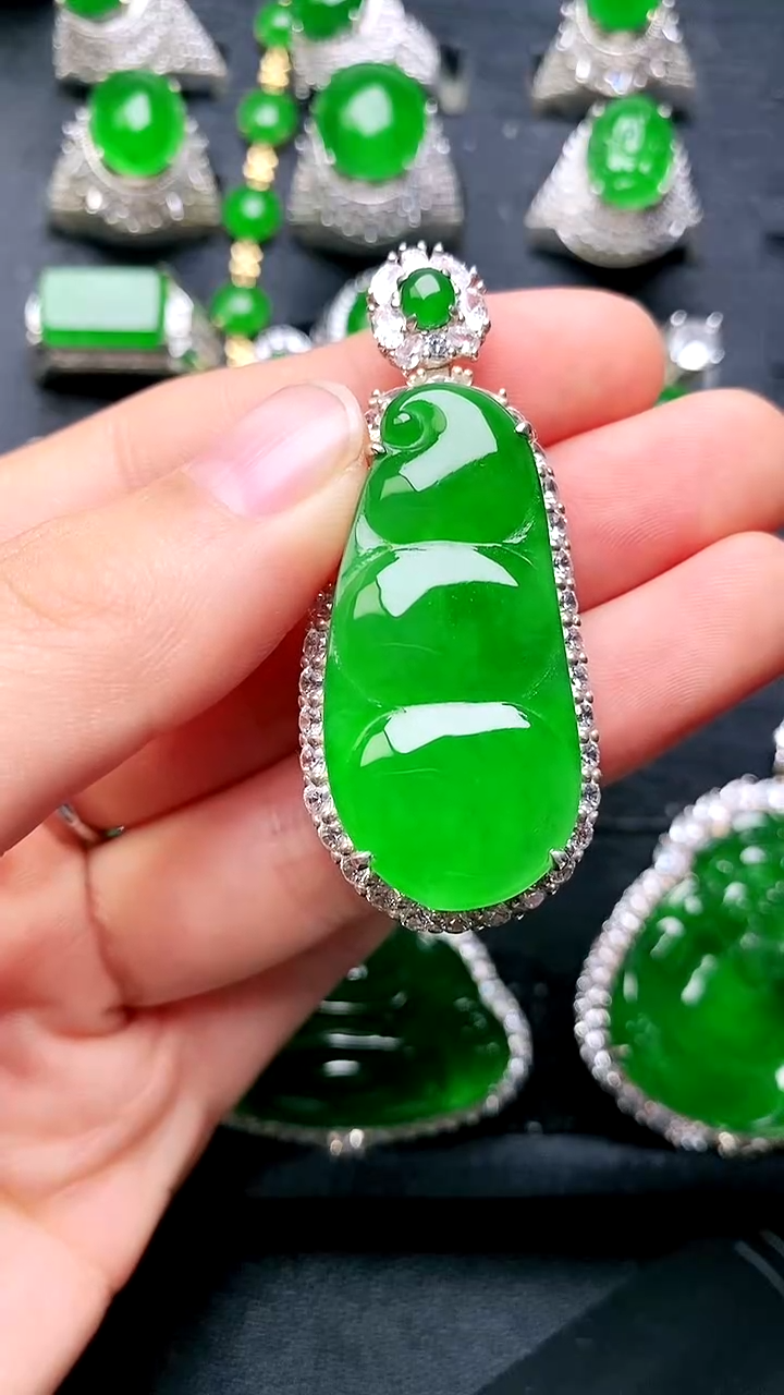 【闪购商品】翡翠吊坠(赠链)未镶嵌福豆吊坠