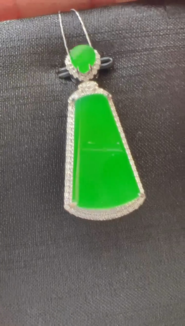 【闪购商品】翡翠吊坠(不含链)18K金镶嵌          