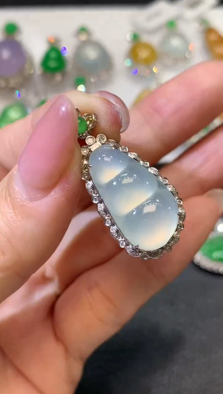 【闪购商品】翡翠吊坠(不含链)18K金镶嵌A68