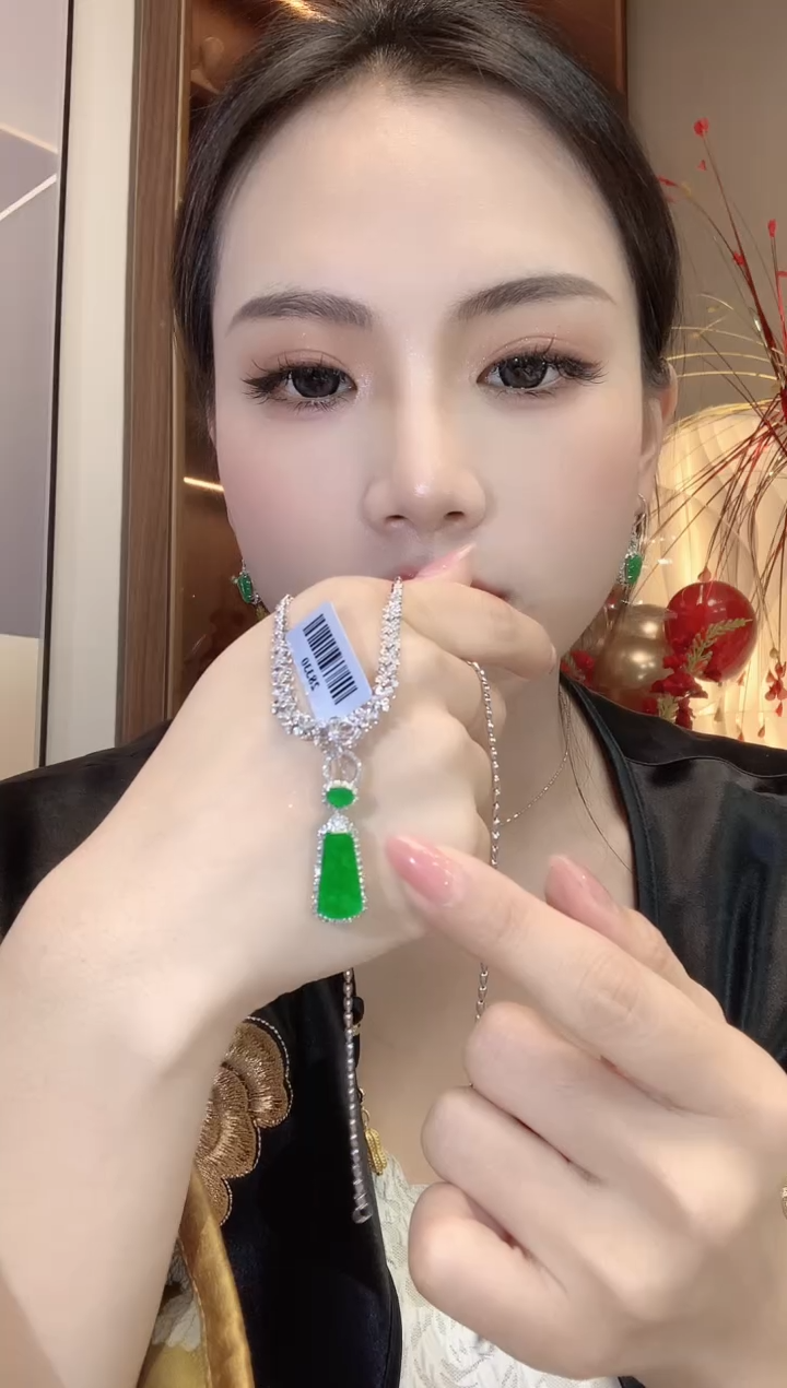 【闪购商品】翡翠吊坠(不含链)18K金镶嵌D39