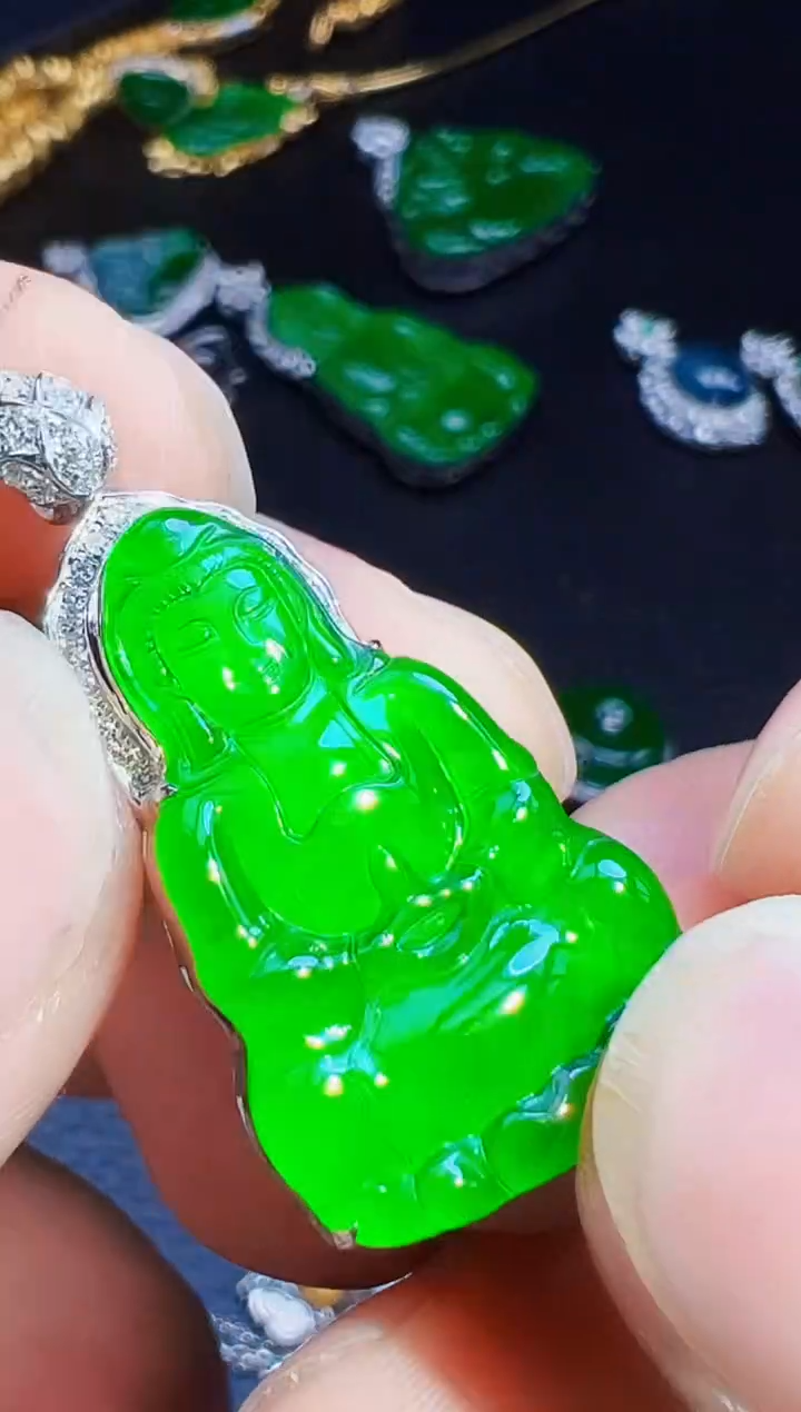 颈饰18K金镶嵌翡翠娃*崽翡翠